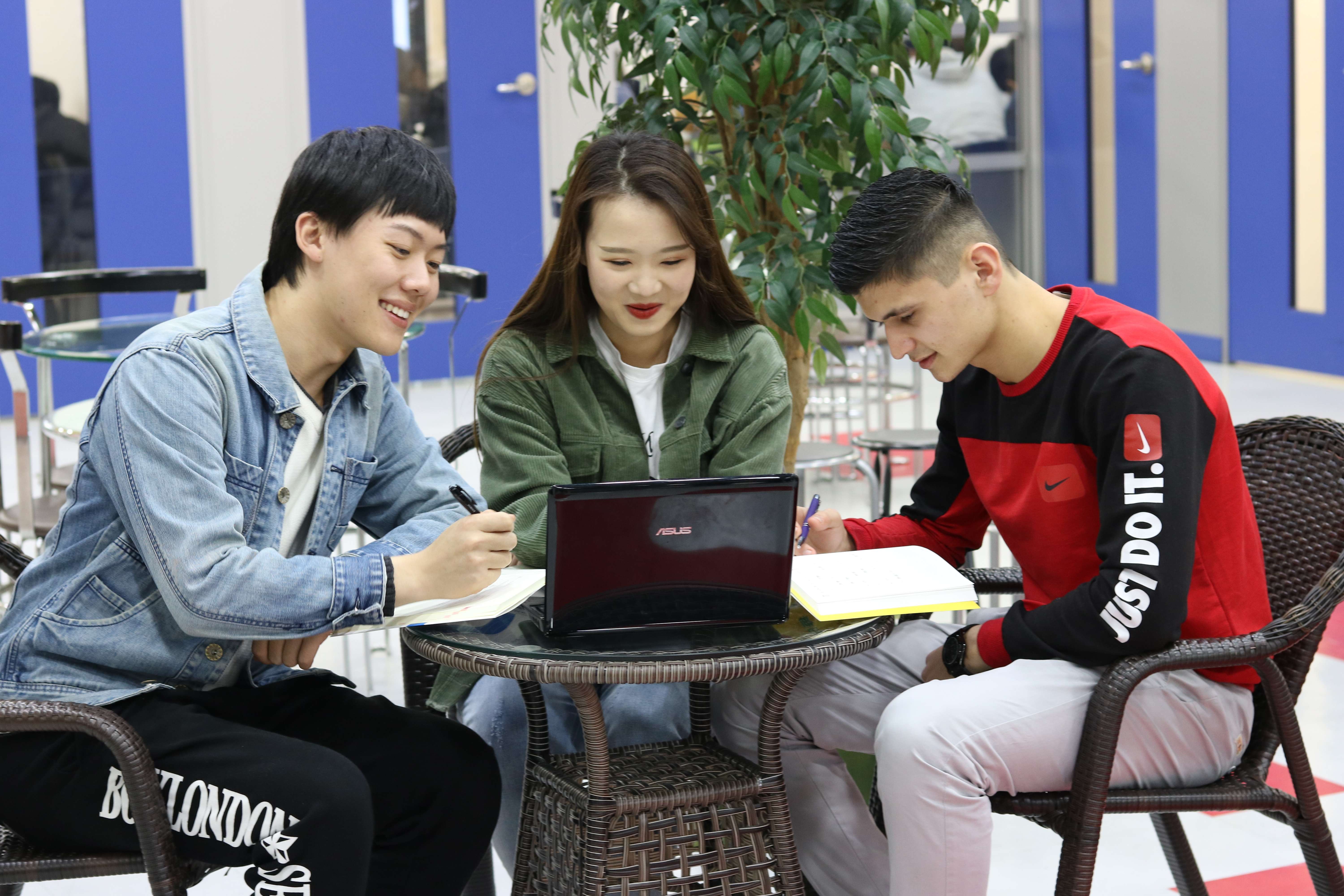 Students at Tokyo Waseda Foreign Language School